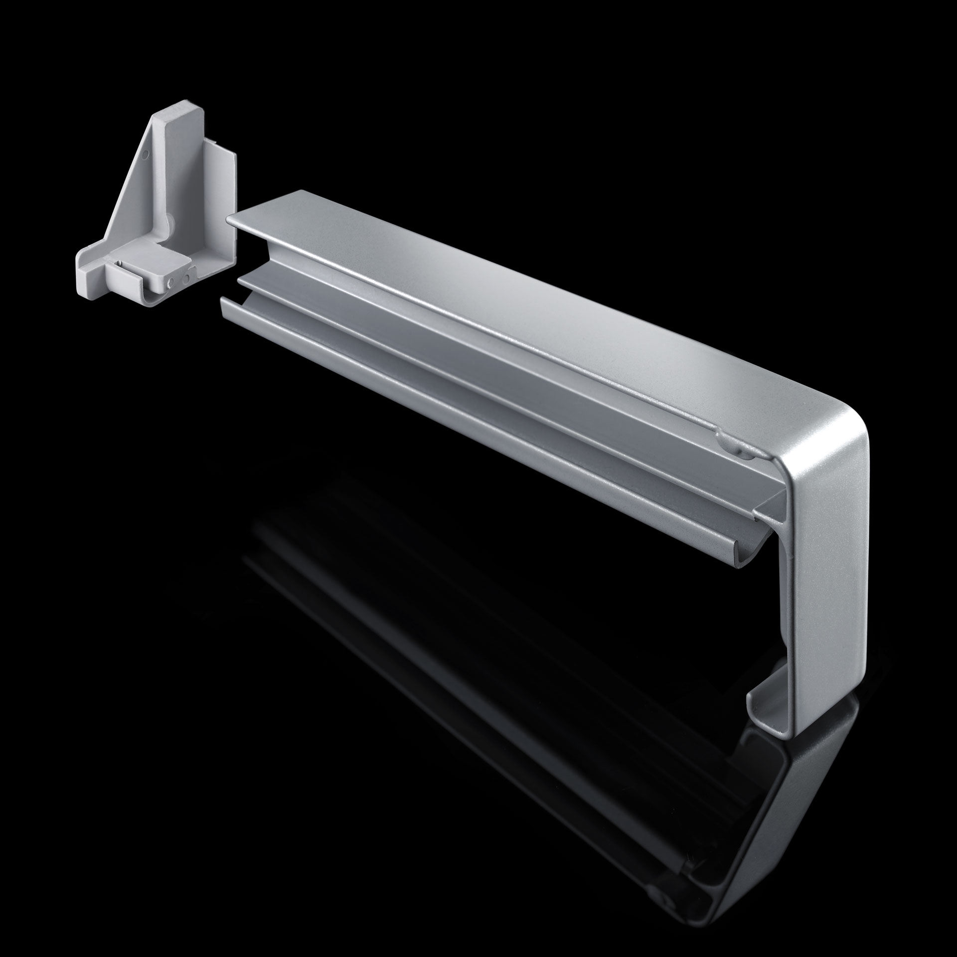 The aluminium sliding closure BF4006 / BF2506 for window sills has an integrated expansion compensation stainless steel spring.It is usable in external thermal insulation composite systems (ETICS) and is resistant to heavy rain. Overhangs: 50 - 500 mm.