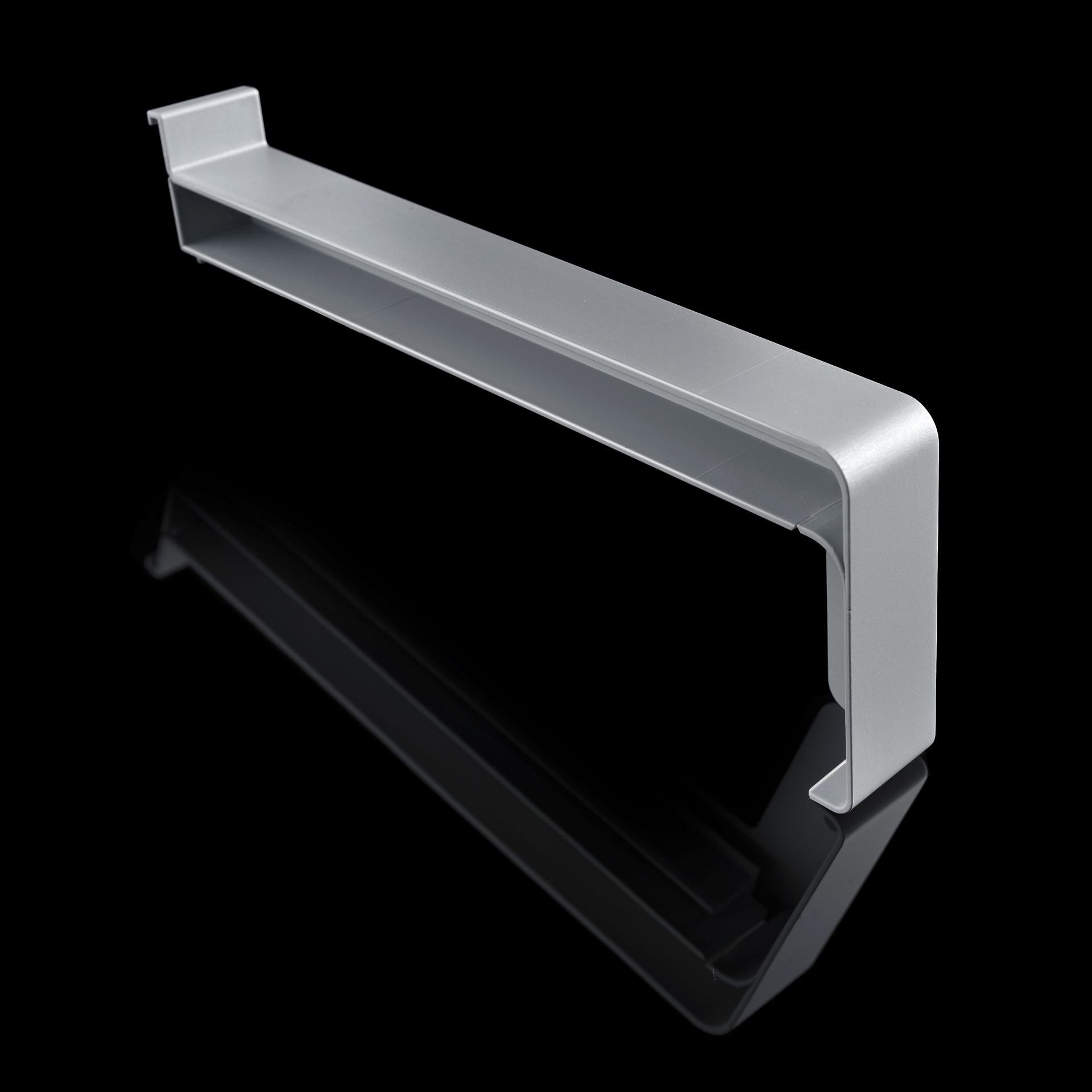 The plastics sliding closure for window sills is made in one piece. It has an integrated expansion compensation, is usable in external thermal insulation composite systems (ETICS). Available overhangs: 50 - 400 mm, resistant to heavy rain (system test)