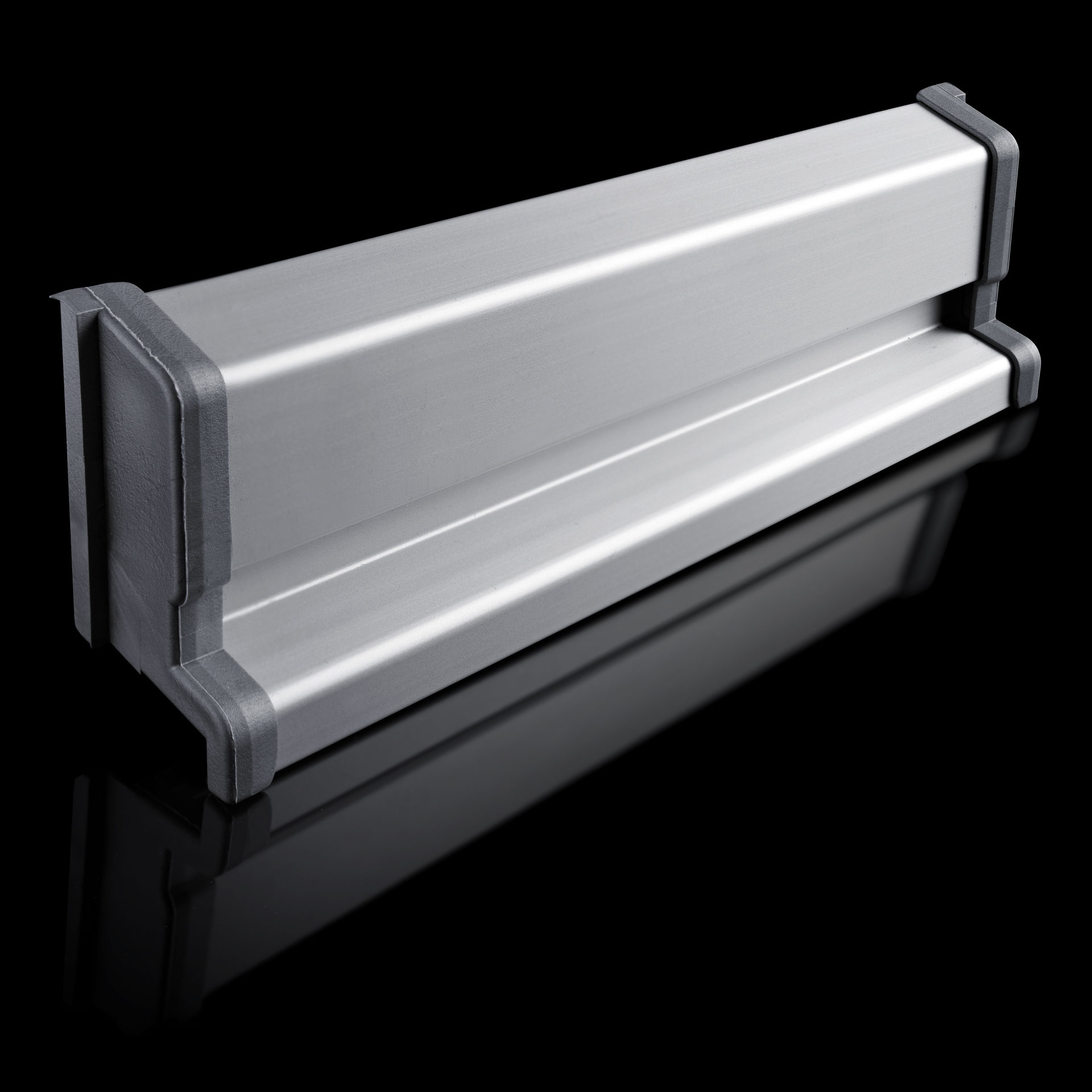 GUTMANN Weather Bars Spree / Spree-D and Sash Covering Profiles offer greatest possible protection from rain via a controlled surface water drainage. Optimal rear ventilation.